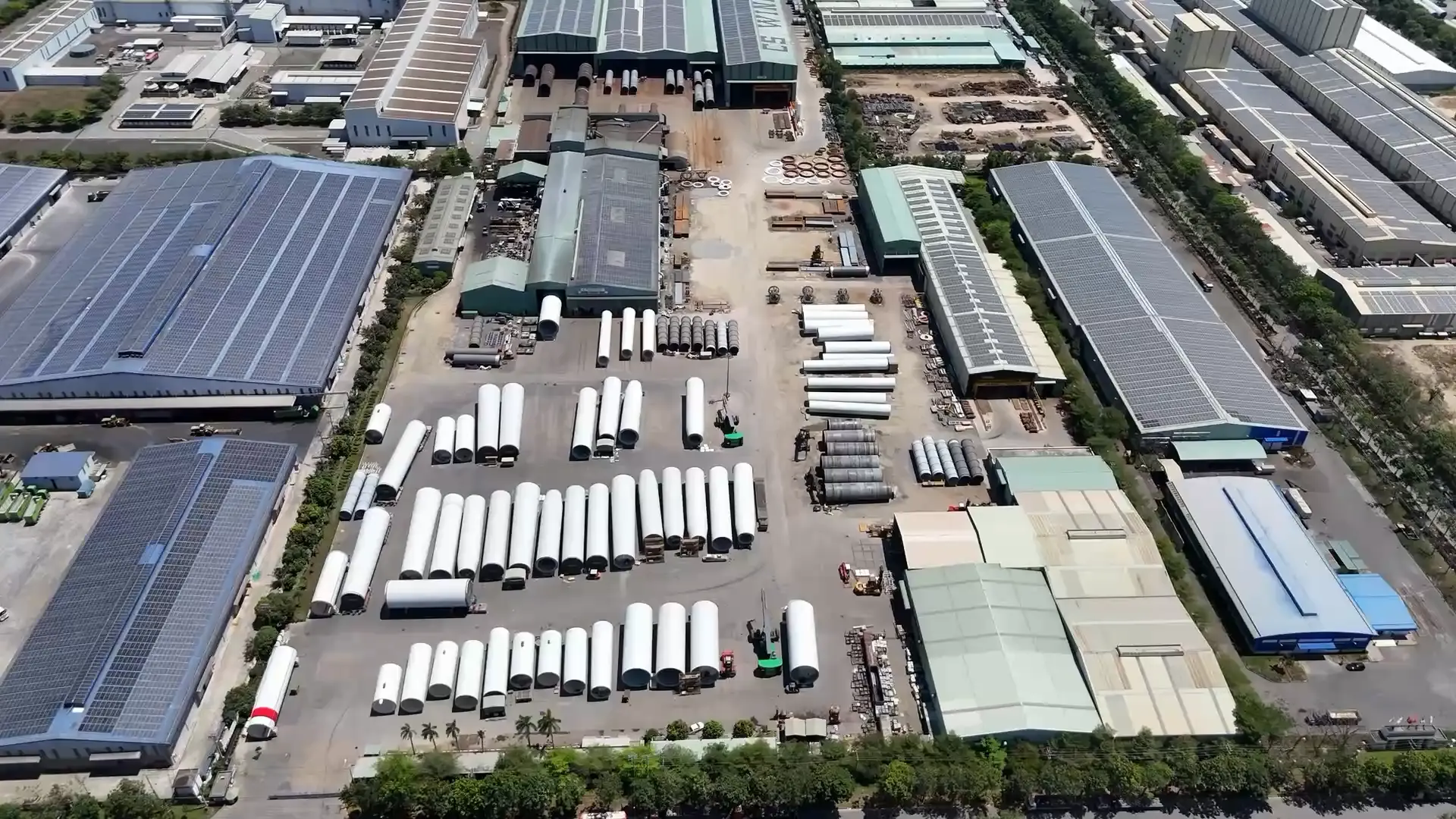 Vista aérea de un parque industrial con bodegas y camiones